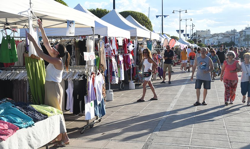 Un total de 34 parades han conformat la Fira Comerç, al port de Cambrils