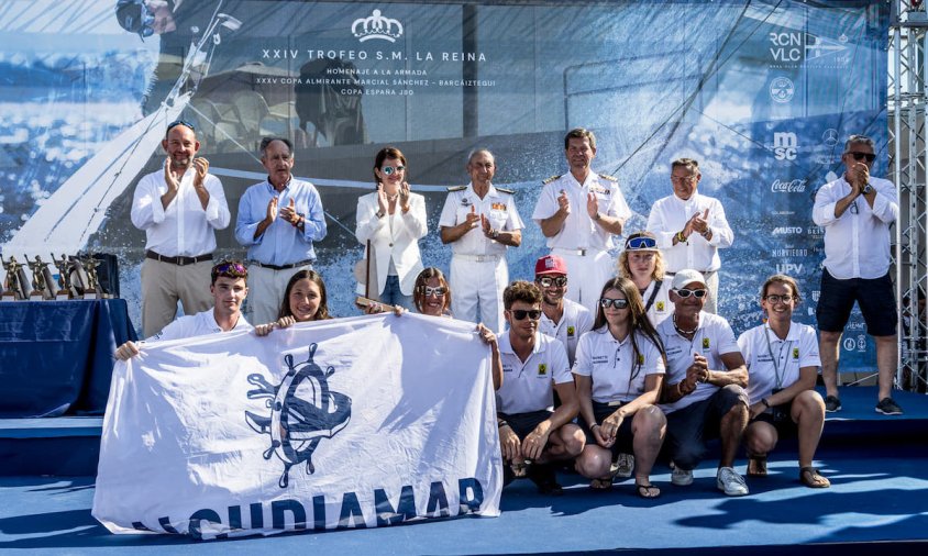 La tripulació del veler Marinette i el patró Pepe Cernuda a la recollida de trofeus de la regata de S.M. la Reina de València