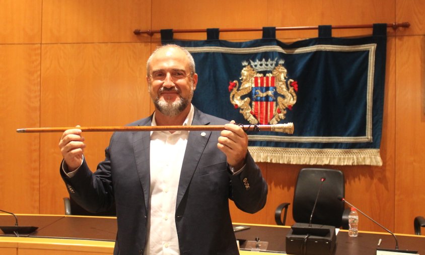 Alfredo Clúa amb la vara que l'acredita com a nou alcalde de Cambrils