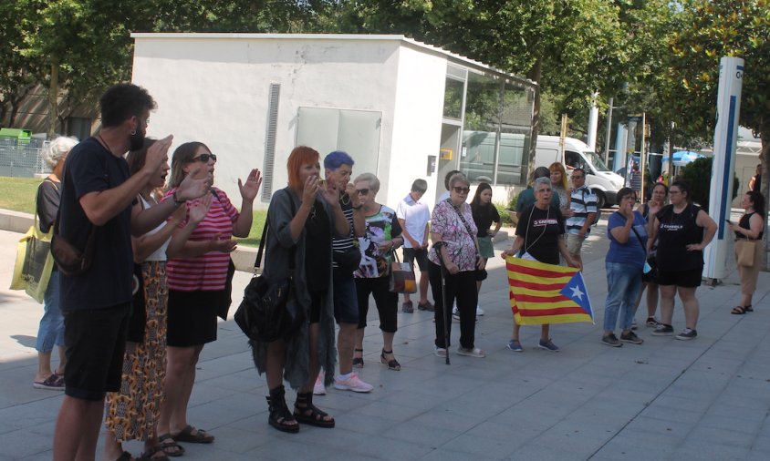 Els manifestants s'han concentrat a l'entrada de l'Ajuntament