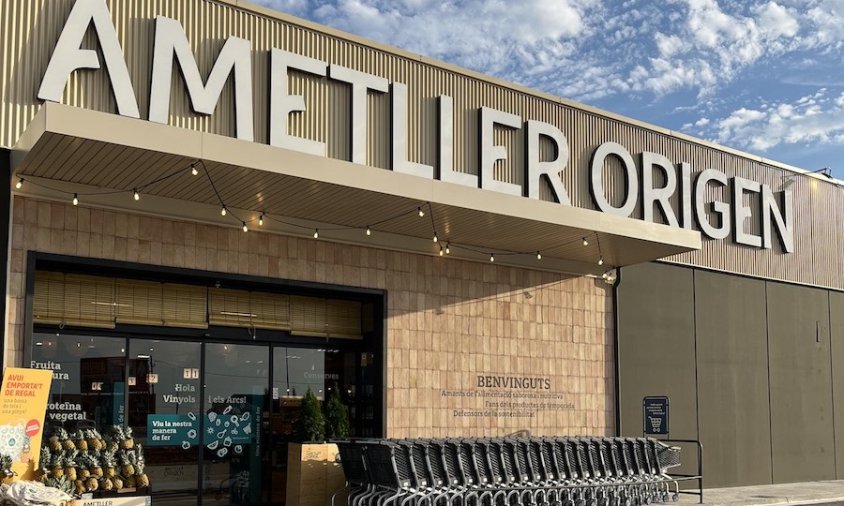 Imatge de la façana de la nova botiga d'Ametller Origen a Cambrils