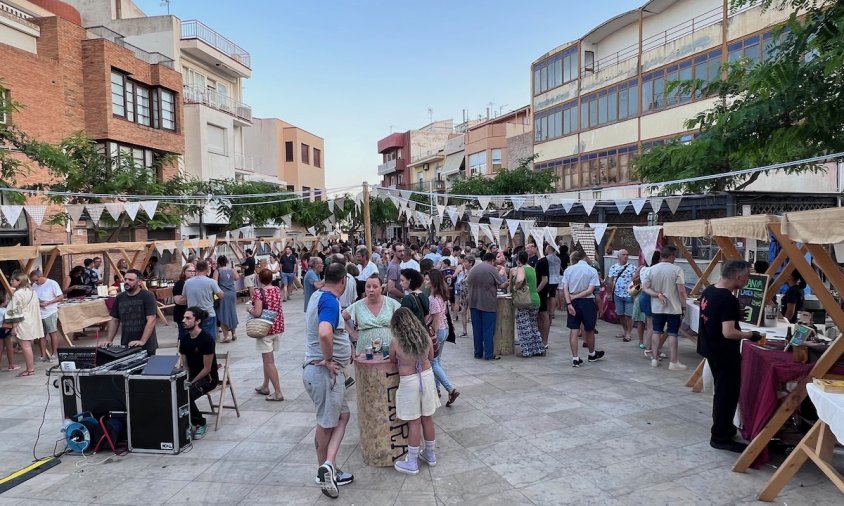 La X edició de la Fira Fruits de la Terra, a la plaça Catalunya de l'Hospitalet de l'Infant