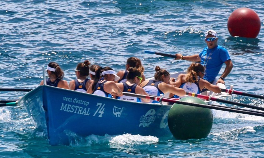 L'equip d'absolut femení durant la tercera regata de la 20a Lliga Catalana de Llagut