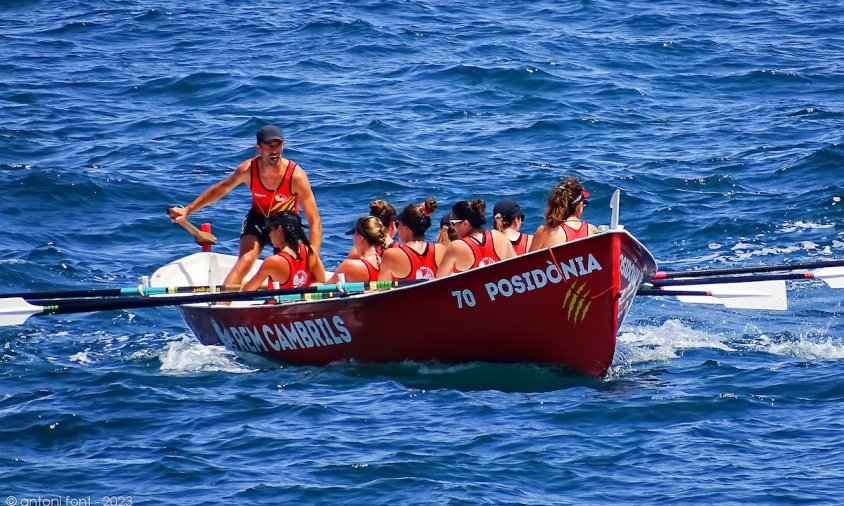 La tripulació Absolut Femení del Club Rem Cambrils durant la disputa de la Final