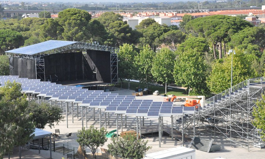 Aspecte de l'escenari i les grades del Festival, ahir, al parc del Pinaret