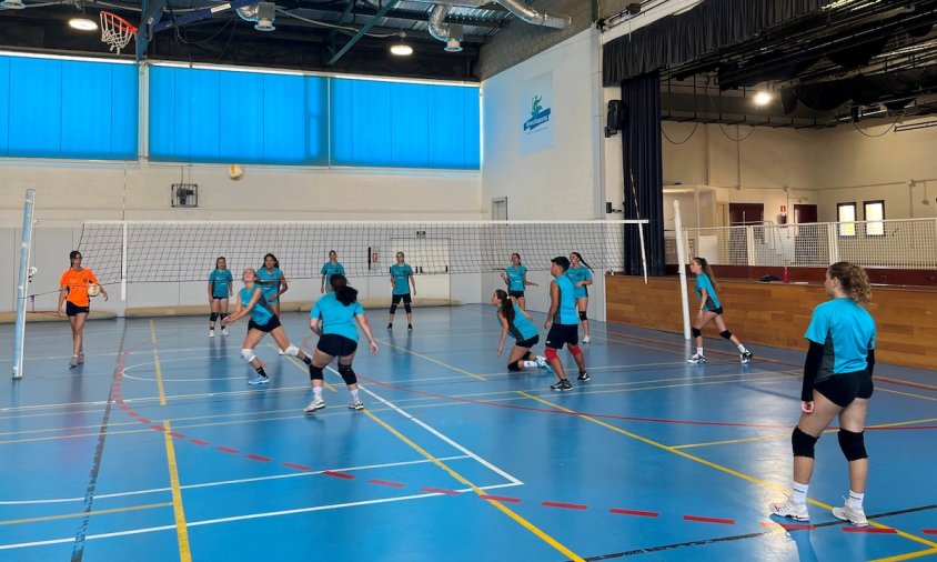 Un grup de participants de l'estada esportiva organitzada per la Federació Catalana de Voleibol, entrenant al pavelló esportiu de l'Hospitalet de l'Infant