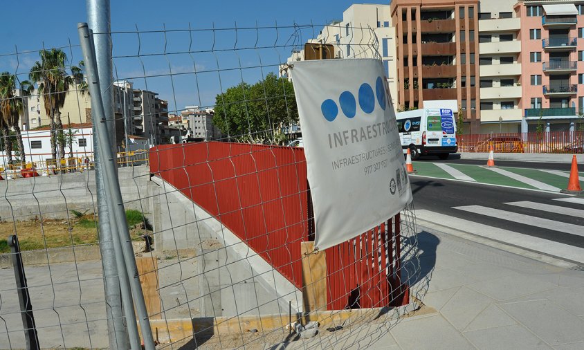 La barana vermella que hi ha a la nova rotonda del pont de la N-340 dificulta la visibilitat a la línia de cedir el pas