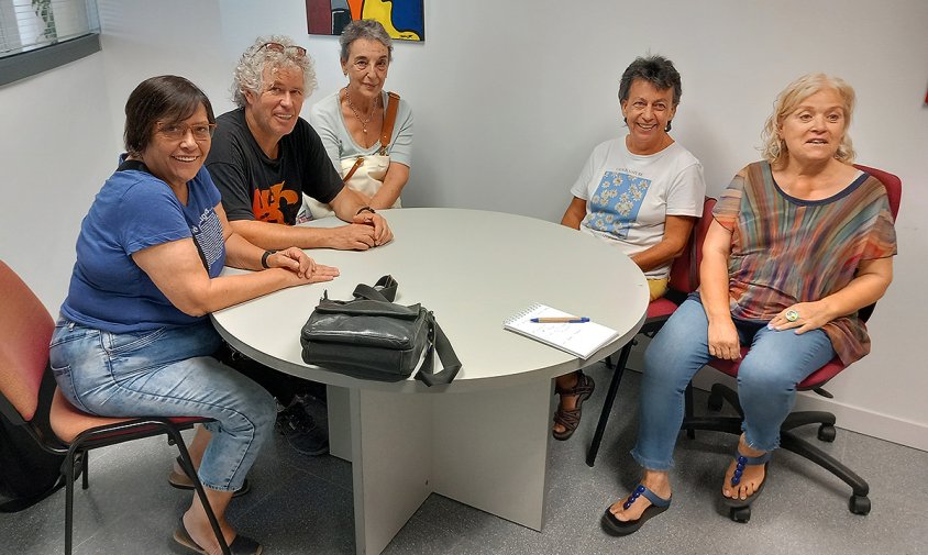 La regidora de Benestar Social, Tere Recasens, es va reunir, ahir, amb els representants de diferents entitats per parlar del servei de Teleassistència