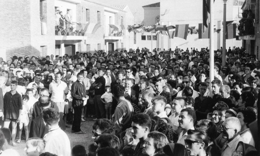 Una gernació es va aplegar a l'acte d'inauguració del Grup d'habitatges Sant Pau