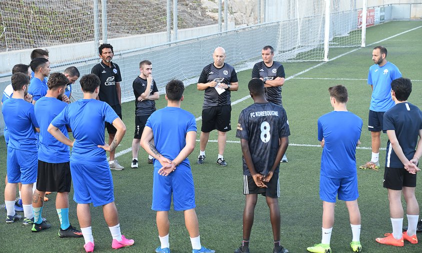 Juan Manuel Jurado, al centre de la imatge, amb els seus jugadors a l'inici de la sessió d'ahir