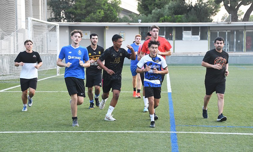 Jugadors del FC Cambrils en lasessió d'entrenament d'ahir al vespre