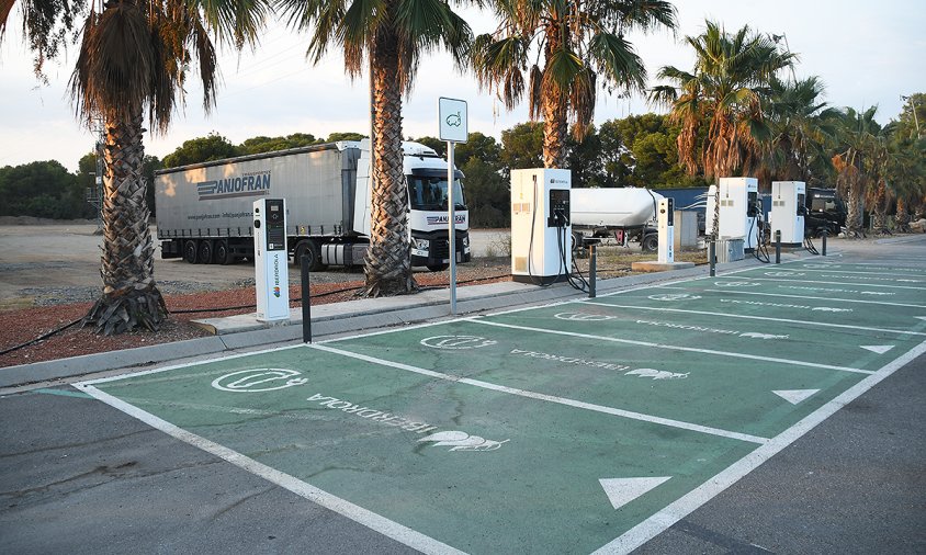 Carregadors per a vehicles elèctrics a la benzinera de la Cooperativa. A l'espai del darrera és on s'instal·laran els carregadors de Tesla