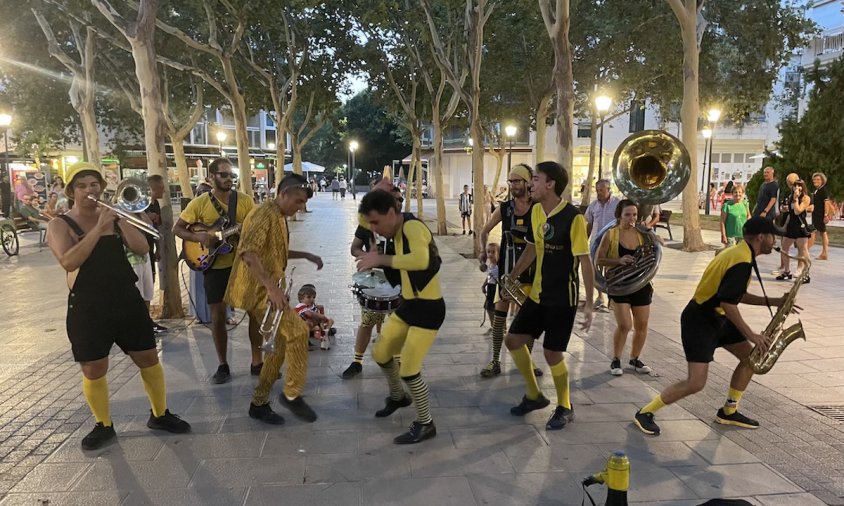 La xaranga Always Drinking Marching Band tocant i ballant a la plaça Mossèn Joan Batalla