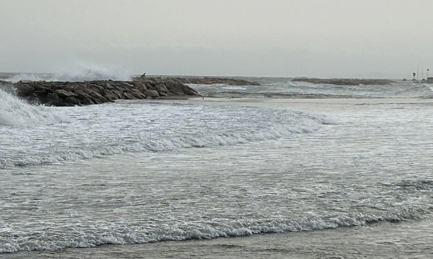 Fort onatge al litoral cambrilenc, ahir a la tarda