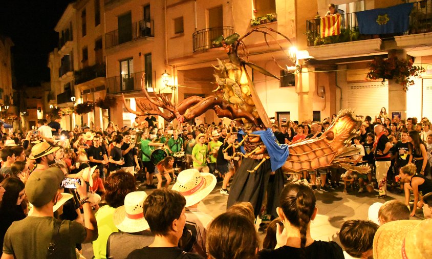 La Galera de Foc, la gran protagonista de la nit festiva d'ahir, en la ballada de la plaça de la Vila