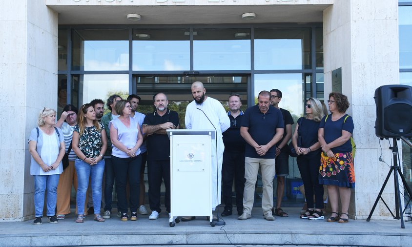 Alcalde, regidors i l'imam de la mesquita de Cambrils, ahir, a les portes de la Casa de la Vila