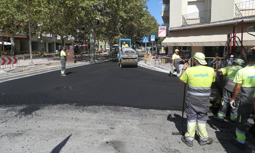 Detall de les obres d'asfaltatge. a la part inferior de l'avinguda de Josep Vidal i Barraquer