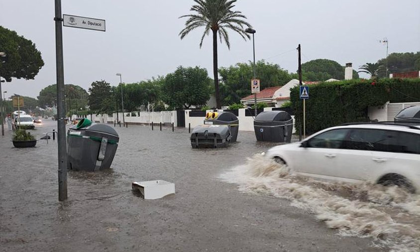Zona de Vilafortuny a l'avinguda de la Diputació, plena d'aigua, ahir a la tarda