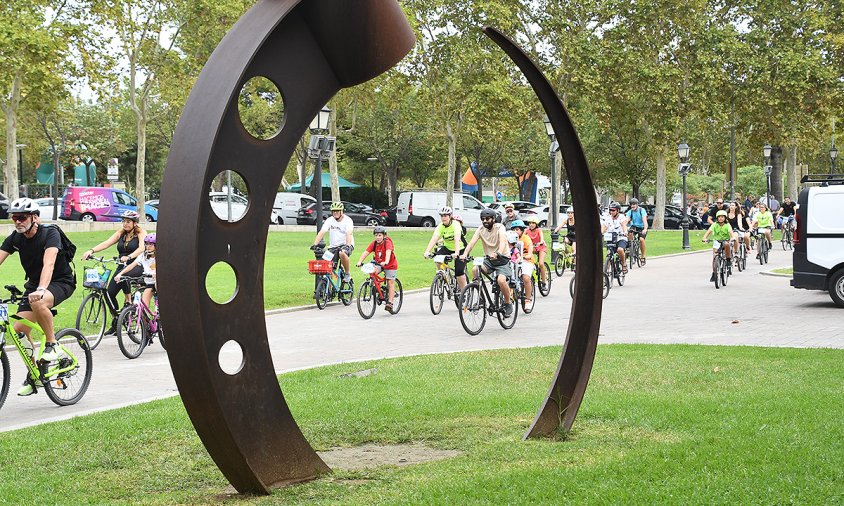 La Marxa Cicloturista va sortir del parc del Pinaret i va enfilar el carrer Major