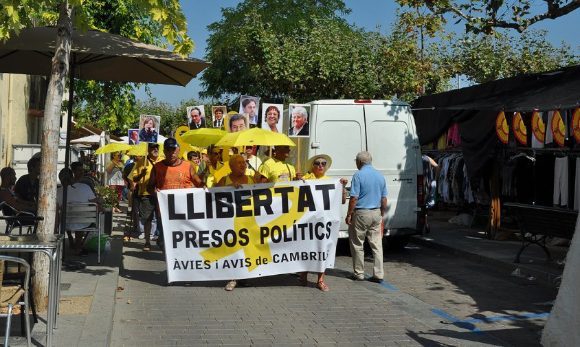 Pas de la comitiva dels Avis i Àvies pel passeig d'Albert