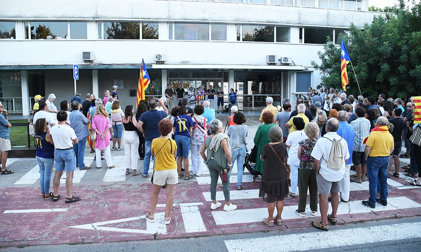 detall de la concentració d'ahir, a les portes de l'Institut Cambrils