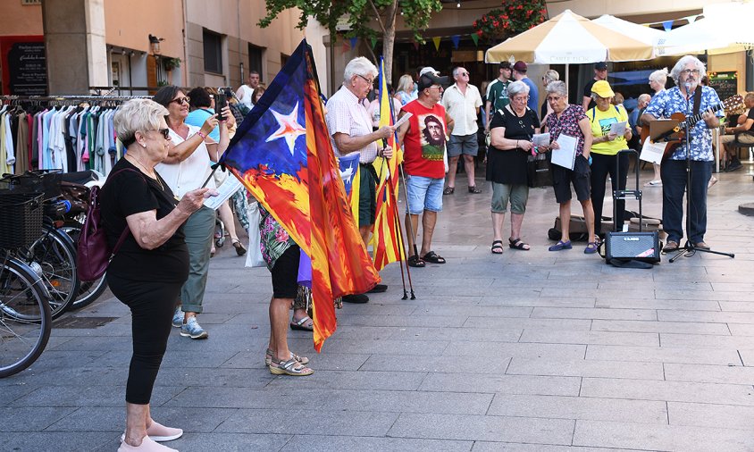 Un moment de la concentració d'ahir a la plaça de la Vila amb el cantant Xavier Marcos com a protagonista