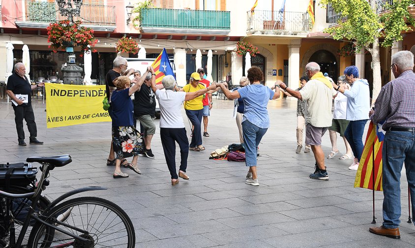 La concentració d'ahir es va iniciar amb la ballada d'una sardana