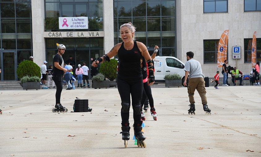 Patinatge en slalom a la plaça de l'Ajuntament, ahir a mig matí