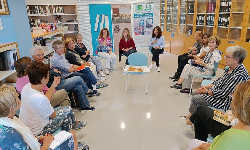 Un moment del Club de Lectura Adult, ahir al vespre, a la biblioteca Josep Salceda i Castells