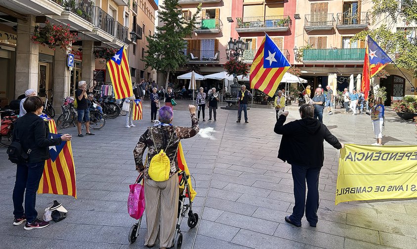 Concentració de les Àvies i Avis per la Independència, ahir, a la plaça de la Vila