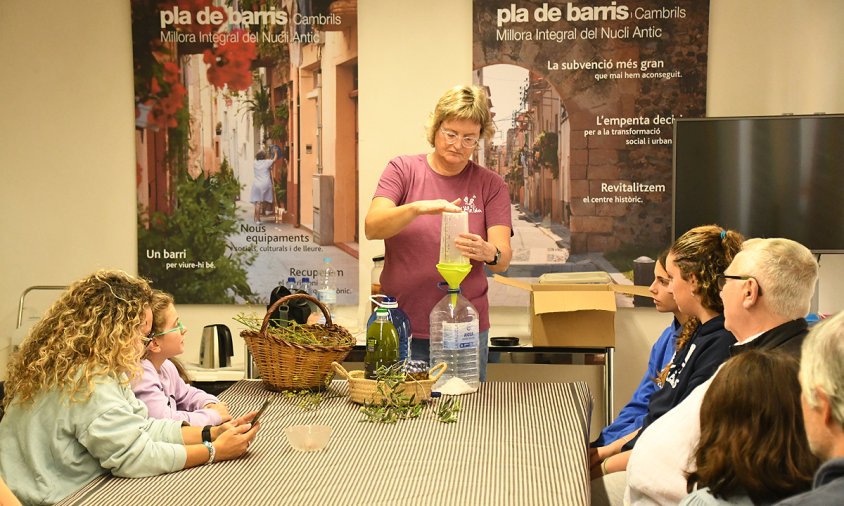 El taller familiar sobre l'aprofitament de l'olivera es va fer a les instal·lacions de la torre del Llimó