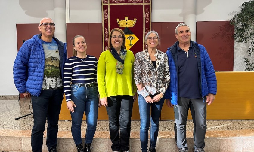 L'alcaldessa, Assumpció Castellví; i la regidora d'Esports, Yolanda Marqués, amb els representants de les entitats locals que organitzen la cursa