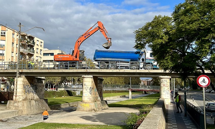 retirada del balast del pont de la riera d'Alforja, ahir al matí