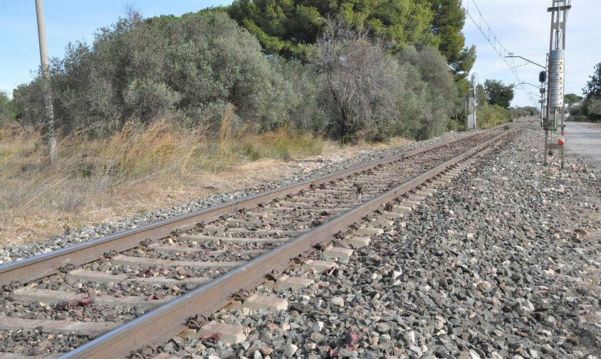 Aspecte d\'un tram de l\'actual traçat de la via fèrria al seu pas pel terme de Mont-roig del Camp