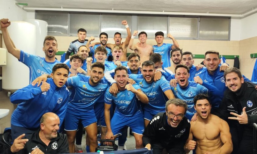 Celebració dels jugadors del Cambrils Unió al vestidor