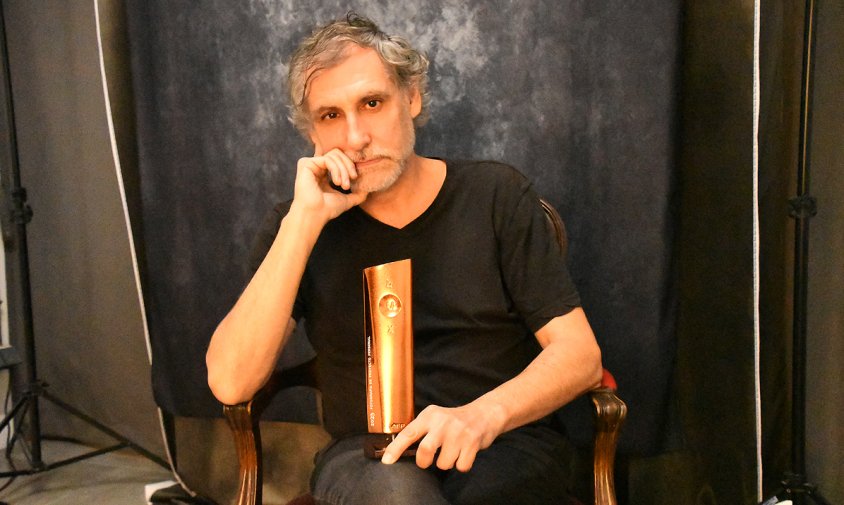 Pepo Argilaguet, amb el Lux de bronze aconseguit en l'edició d'enguany dels premis Lux