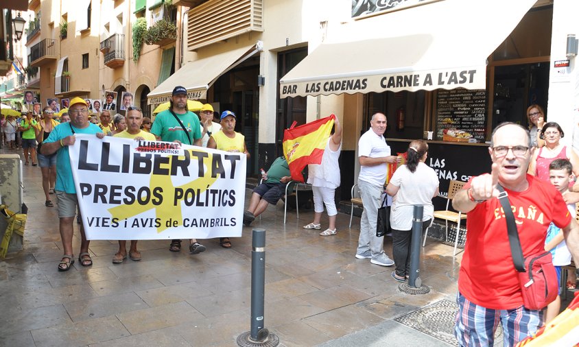 La capçalera de la manifestació dels Avis i Àvies i l'home amb la samarreta amb la inscripció de "España", a la dreta de la imatge, just l'instant abans de perpetrar la seva agressió