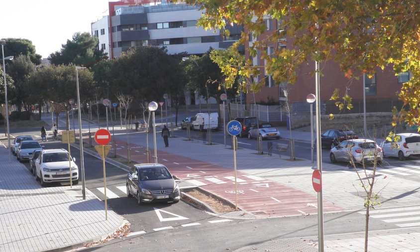 Cotxes circulant pel nou vial, ahir al migdia