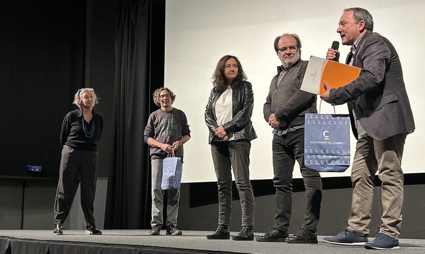 D'esquerra a dreta, Mariona Bruzzo, Jordi Barberà, Eugènia Ustrell, Enric Prats i Gerard Martí, ahir, a l'escenari del cinema Rambla