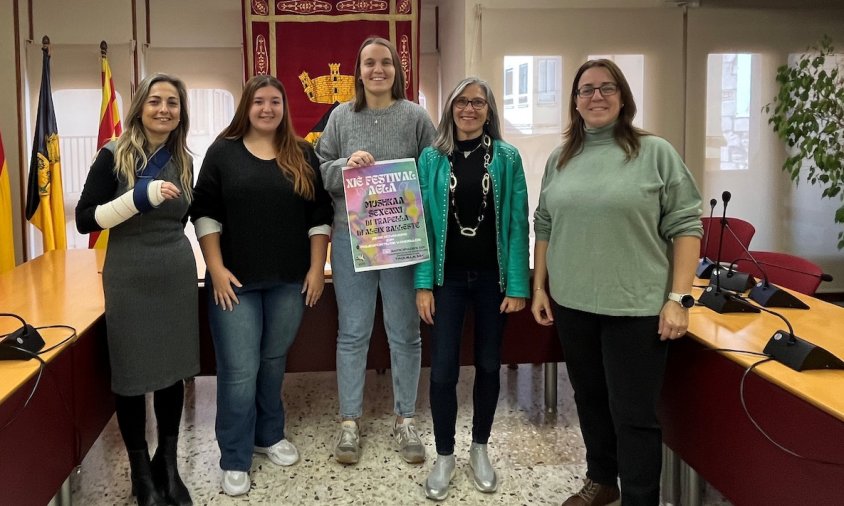 L'alcaldessa, Assumpció Castellví; i les regidores Esmeralda Saladié i Laura Olmo, amb les representants de l'Associació de Joves de Vandellòs