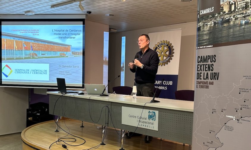 Salvador Sarrà va explicar la seva feina al centre puigcerdanès ahir al vespre al Centre Cultural