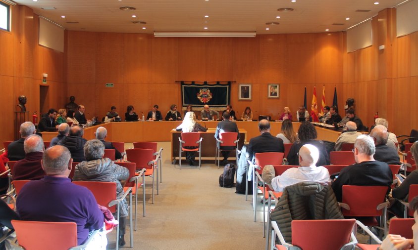 Un moment de la sessió plenària celebrada ahir al matí a l'Ajuntament de Cambrils