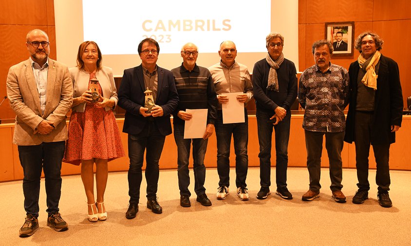 Els guardonats amb els premis de poesia i fotografia, amb l'alcalde i el regidor de Cultura, ahir al matí