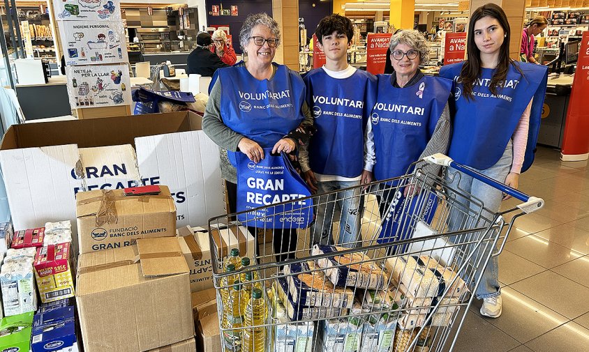Voluntaris i voluntàries del Gran Recapte a l'entrada d'un supermercat, aquest passat dissabte