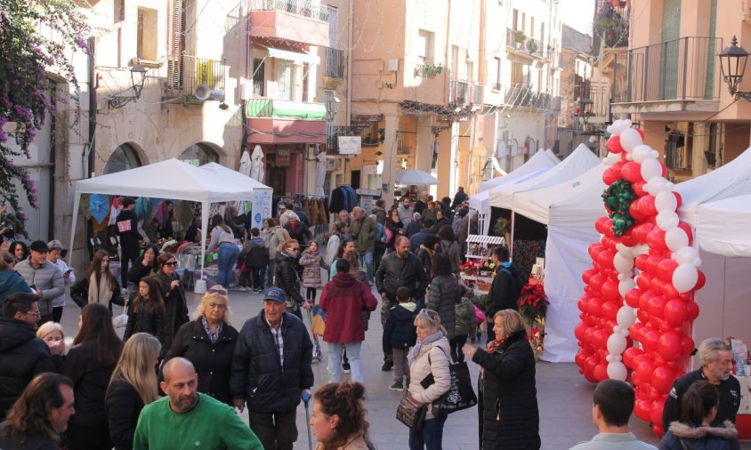 Força gent va aprofitar el bon temps per visitar el mercat ahir al migdia