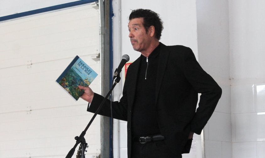 Carlos Rom mostrant el seu llibre, 'Paraules de la Mar'