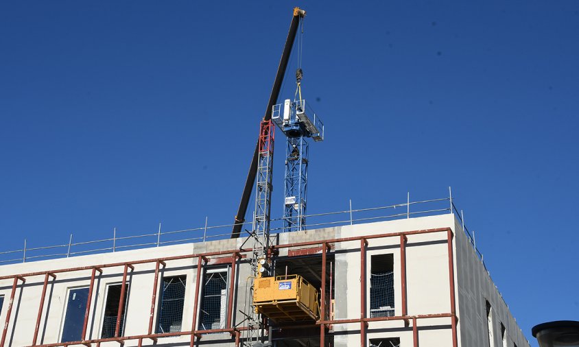 La grua es trobava al bell mig de l'edifici de l'hotel del Pòsit, en construcció