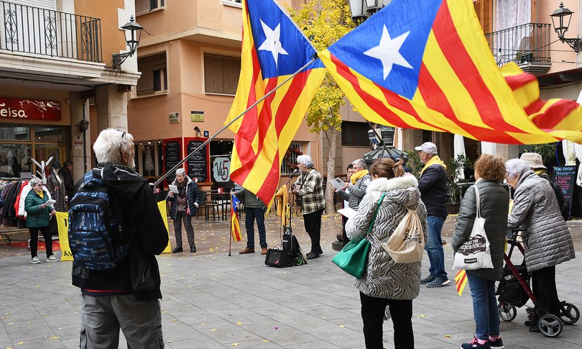 Concentració de les Àvies i Avis per la Independència, ahir, a la plaça de la Vila