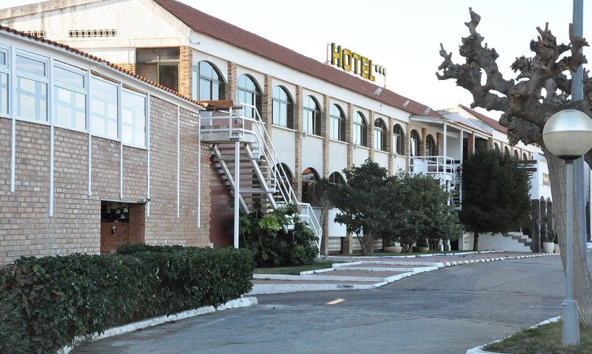 Hotel La Dorada, situat al costat de l'antiga N-340