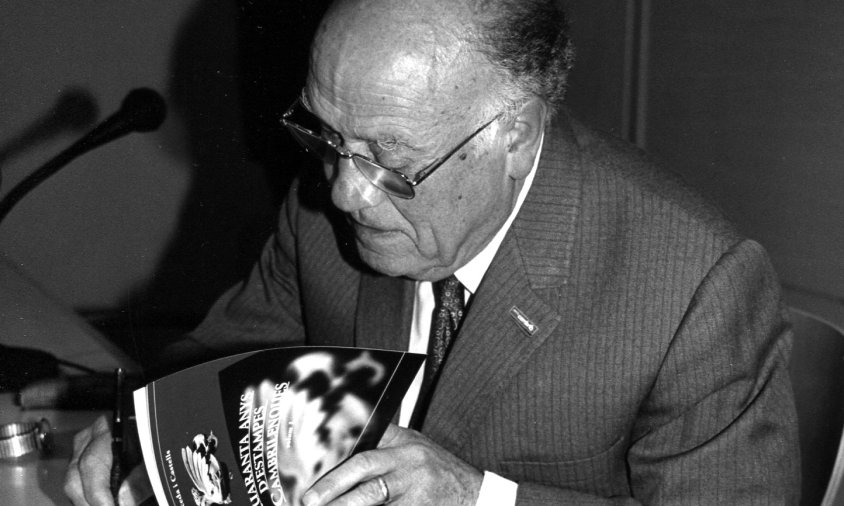 Josep Salceda signant un exemplar del primer volum del recull d'«Estampes Cambrilenques» editat l'abril de 1998